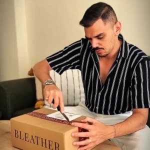 video-chaussures-cuir-haut-de-gamme-semelle-rouge-design-elegance-luxe-confort-06582